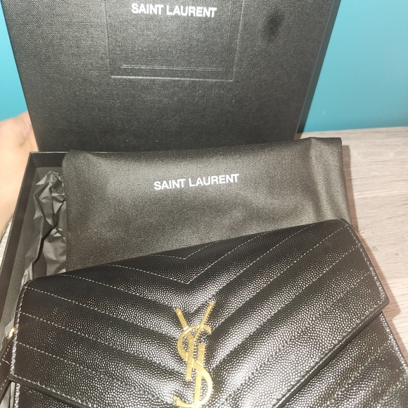 AUTHENTIC SAINT LAURENT QUILTED FLAP WRISTLET - Picture 13 of 16